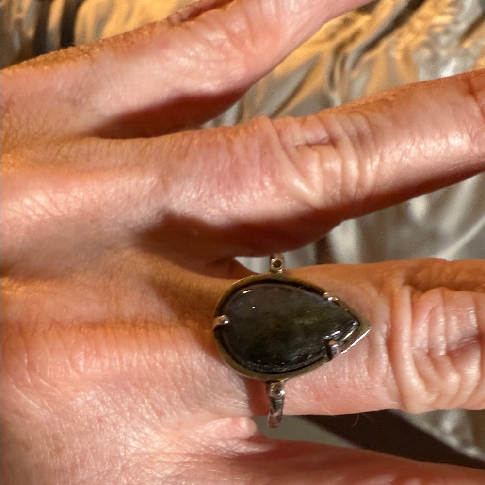 Elegant Silver Teardrop Ring - Picture 2 of 2